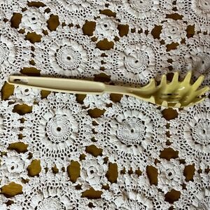 Ekco USA Vintage Beige Plastic Spaghetti Server Utensil Dishwasher Safe‎